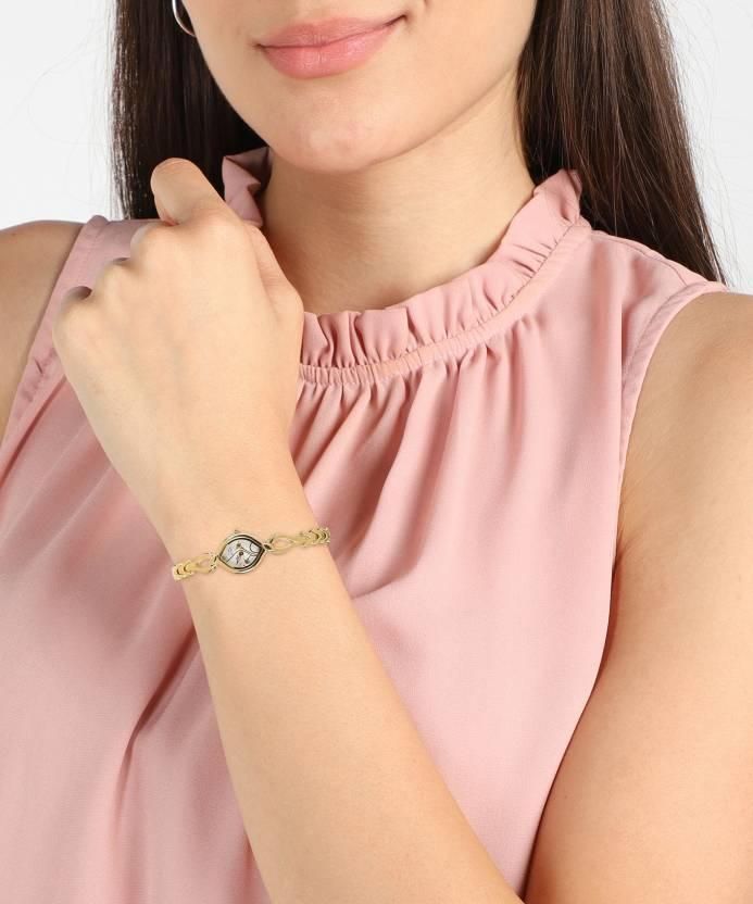 Titan Analog Silver Dial Women's Watch bqu5q7-dm